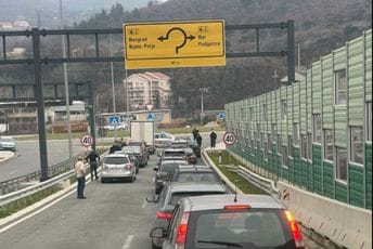 Nova blokada u Podgorici: Obustavljen saobraćaj na auto-putu Nova blokada u Podgorici: Obustavljen saobraćaj na auto-putu