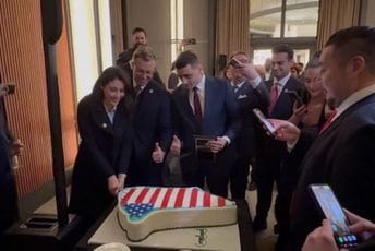 Republikanci rezali tortu u obliku Grenlanda prekrivenu američkom zastavom