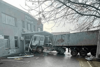 Bijeljina: Vozač izgubio kontrolu nad kamionom i udario u zgradu preduzeća