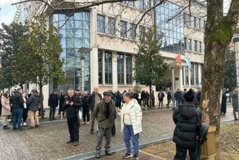 Zećani se okupili ispred Skupštine Glavnog grada, sa njima su Knežević i Asanović