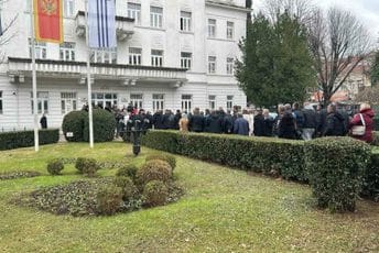 Predstavnici Opštine Zeta ušli u zgradu Glavnog grada; Knežević: Očekujemo da nas gradonačelnik primi