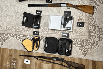 Uhapšeno operativno interesantno lice: Oduzeto 14 komada oružja, snajperska puška, preko 500 komada municije, pakovanja kokaina... Uhapšeno operativno interesantno lice: Oduzeto 14 komada oružja, snajperska puška, preko 500 komada municije, pakovanja kokaina...