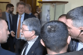 Incident u Skupštini Srbije: Ekipa Informera provocirala Piculu (VIDEO)