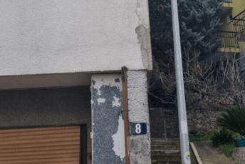 Zgrada u Herceg Novom počela da klizi, stanari u panici