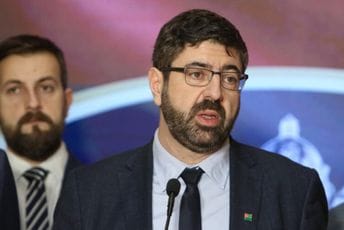 Beograd: Napadnut poslanik ispred Skupštine