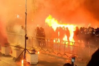 Haos u Tirani: Demonstranti bacili Molotovljeve koktele na policiju Haos u Tirani: Demonstranti bacili Molotovljeve koktele na policiju