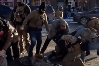 Novi snimak iz Minesote otkriva da su Trampovi agenti oduzeli Pretijev pištolj prije nego što su ga ubili