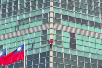 (VIDEO) Planinar Aleks Honold popeo se na neboder 101 u Tajpeju bez zaštitne opreme