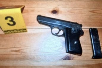 (FOTO) Policija pretresom kod Podgoričanina pronašla pištolj, vazdušnu i podvodnu pušku