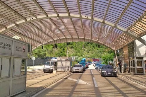 Debeli brijeg: Povrijeđena dva policajca, uhapšen Rus