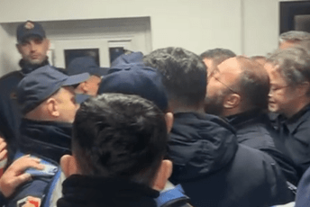 Nakon demonstracija u Tirani: Poslanici se u stanici sukobili sa policijom, oglasio se i Rama