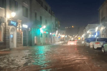 Provala oblaka: Ulicama u Trebinju teku 'rijeke' (VIDEO) Provala oblaka: Ulicama u Trebinju teku 'rijeke' (VIDEO)