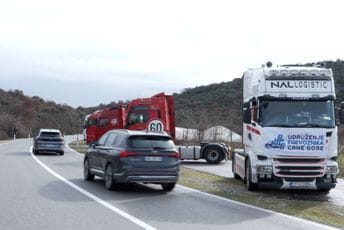 (FOTO/VIDEO) Pogledajte kadrove sa blokade u blizini graničnog prelaza Božaj