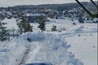 (FOTO/VIDEO) Žabljak pod snijegom: Gradske službe čiste od ponoći, pojedina sela bez struje