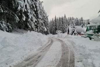 Putevi na jugu suvi, na sjeveru oprez zbog snijega i poledice Putevi na jugu suvi, na sjeveru oprez zbog snijega i poledice