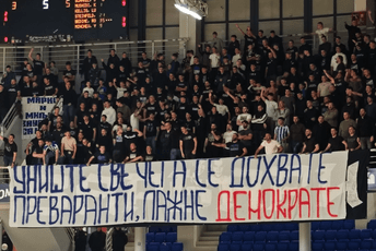 Nastavlja se 'rat': 'Varvari' večeras istakli transparent o Demokratama