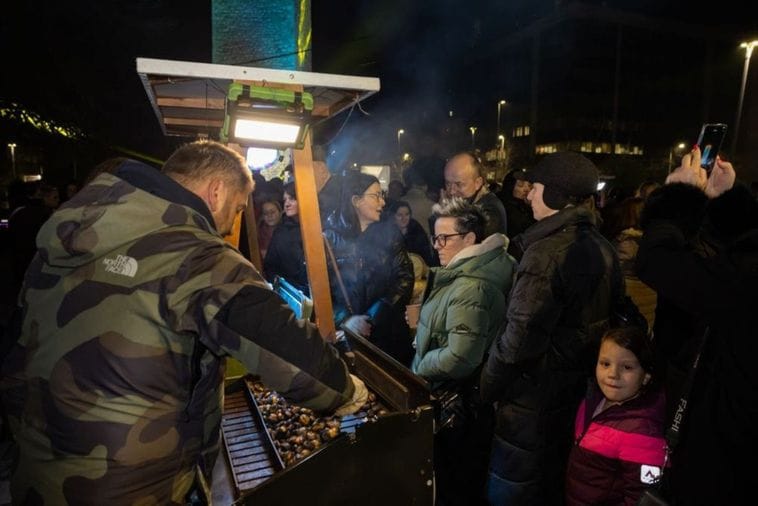 (FOTO/VIDEO) Veče vina i koštanja: Pogledajte kakva je sinoć bila atmosfera kod Sahat-kule