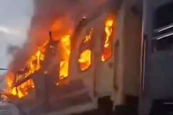 (VIDEO) Dron pogodio putnički voz, ukrajinski vojnici iz plamena izvlačili bebu