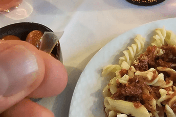 Hrvatski rukometaši pronašli crva u zobenoj kaši i plastiku u tjestenini tokom Eura