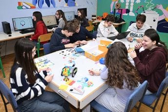 Jačanje veza Crne Gore i UAE kroz podršku obrazovanju: Jakšić-Stojanović i Almazuri otvorili EdTech laboratoriju u OŠ „Štampa Makarije“