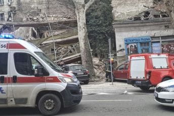(VIDEO) Urušio se dio zgrade u Beogradu, ostećena četiri vozila