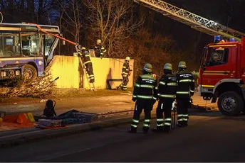 Minhen: Autobus udario u betonsku ogradu, stradalo dijete