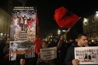 (FOTO) Protesti u Tirani, na transparentima slogan "Edi Rama lopove, gdje su milijarde"