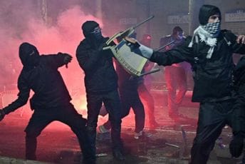 (VIDEO/FOTO) Haos u Italiji: Brutalni sukobi na ulicama, demonstranti zamalo ubili policajca, pretučeni i novinari....