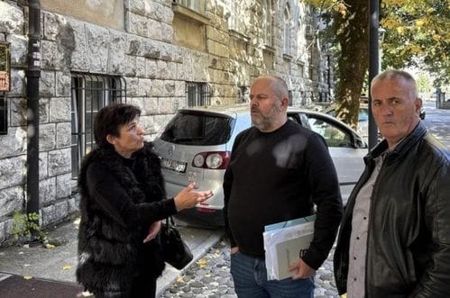 Član porodice Olivere Krivokapić podignutim prstom prijetio Vesni Pejović, njen suprug se advokatu unio u lice