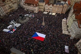 Prag: Desetine hiljada ljudi protestovalo u znak podrške predsjedniku Češke (FOTO)