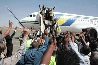 Dočekali ga oduševljeno: U Sudan nakon tri godine sletio putnički avion