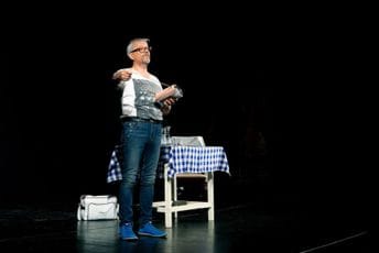 Februarski repertoar Zetskog doma: Večeras „Sve je do nas“ Emira Hadžihafizbegovića