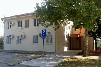 Tim podgoričkog centra za socijalni rad, iako nenadležan, pokušava Podgoričanki da oduzme dijete