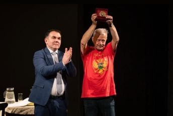 Znak poštovanja: Đurašković uručio poseban poklon Emiru Hadžihafizbegoviću na Cetinju