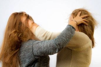 Snimak tuče maloljetnica kruži mrežama: Iz uprave nikšićke škole poručili da će učenice biti kažnjene