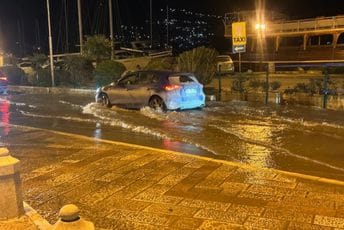 Plimni talas izazvao probleme u Kotoru: Pod vodom dio saobraćajnice i ulaz u Stari grad (FOTO)
