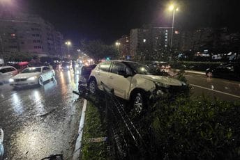 Udes u Baru: Auta završila na razdjelnom pojasu kolovoza