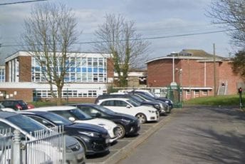 U Velsu uhapšen petnaestogodišnjak: Pokušao da ubije učitelja u školi