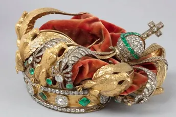 Luvr objavio prve fotografije nakon krađe: Kruna koja je ispala pljačkašima pretrpjela ozbiljna oštećenja