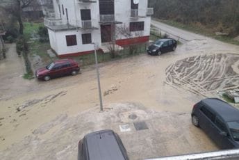 Obilne padavine napravile probleme žiteljima Igala: Potpuno smo blokirani, zaglavljuju se i auta u blatu