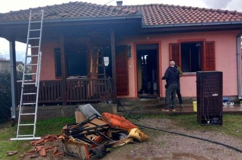 Detalji o današnjem požaru u Zagoriču: Djevojčica spasila sestru, porodica ostala bez ičega