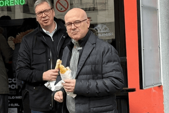 Vučić nenajavljeno u Novom Sadu: Održao govor, pojeo sendvič i otišao