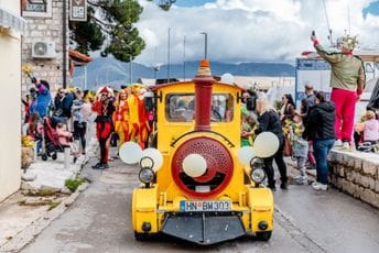 (FOTO) Abrum najavio 57. Praznik mimoze: Maškarani vozić pozvao grad na feštu