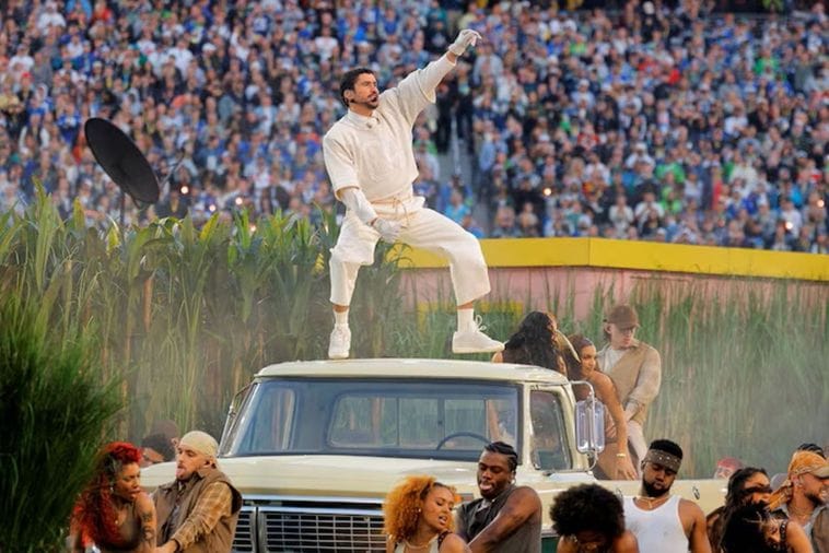 (FOTO/VIDEO) Bed Bani naljutio Trampa: Pjevač spojio hitove, politiku i kulturu, napravio spektakl