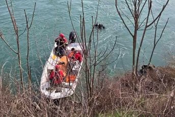 (FOTO) Ronioci pretražuju korito Morače; Mijajlović: Potragu otežava veoma loša vidljivost i brz vodotok