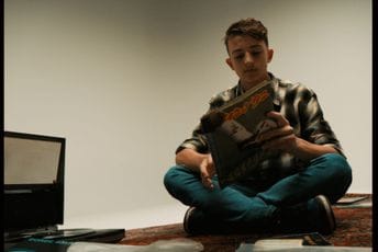 (VIDEO) Vanja Radovanović objavio novu pjesmu: “Pod tepih“ posljednja numera iz muzičke trilogije "Mentalni dnevnik"