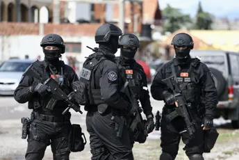 Brojne policijske snage u Kotoru: Na više lokacija u toku pretresi objekata