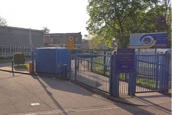 Užas u školi u Londonu: Tinejdžer nožem napao dvojicu dječaka pa pobjegao