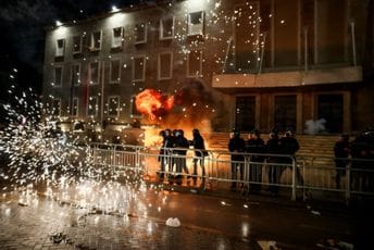 Haos u Tirani: Demonstranti bacili Molotovljeve koktele na zgradu albanske vlade, policija odgovorila vodenim topovima