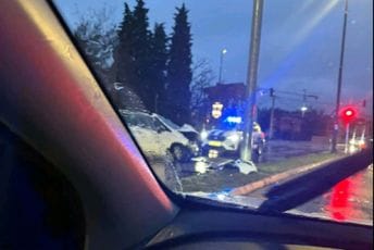 Podgorica: Vozilo udarilo u stub ulične rasvjete, jedna osoba povrijeđena